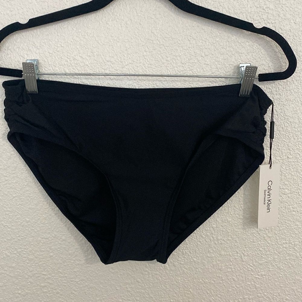 NWT- Calvin Klein- mid rise black bikini bottoms with Rouched side- Size XL
